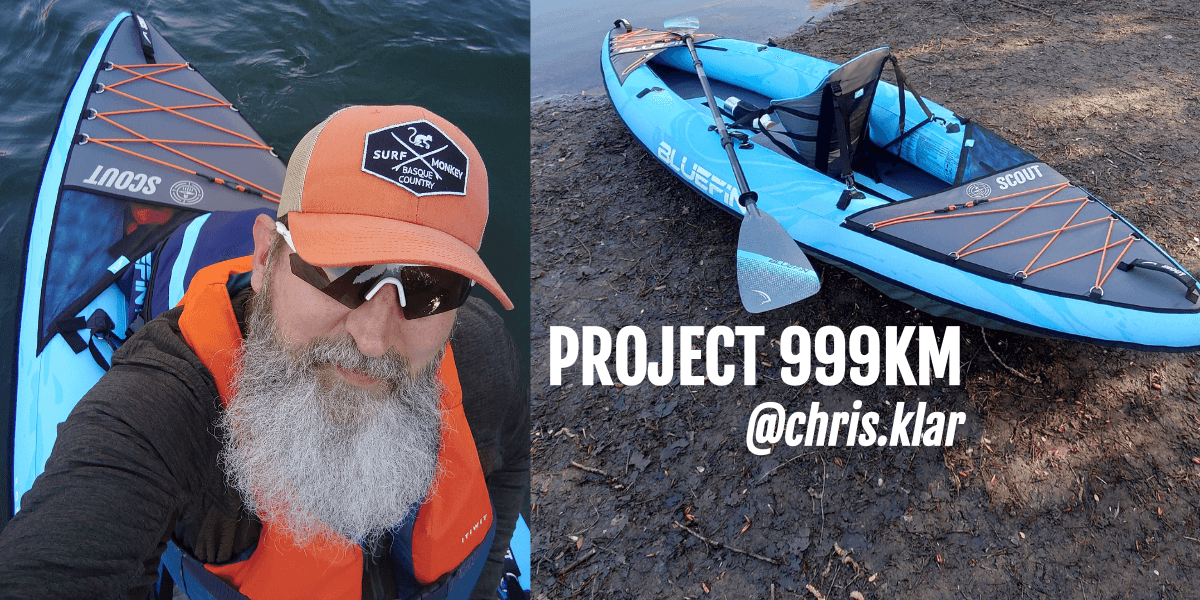 Bärtiger Mann neben einem blauen aufblasbaren Scout-Paddleboard am Ufer mit dem Text Project 999km