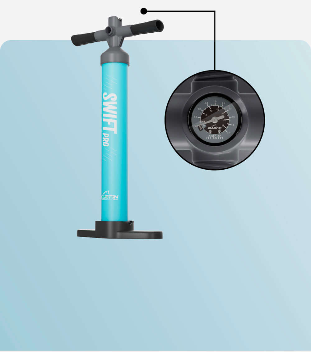 Pompe à main Bluefin SWIFT Pro en turquoise avec manomètre pour gonfler les planches à pagaie.