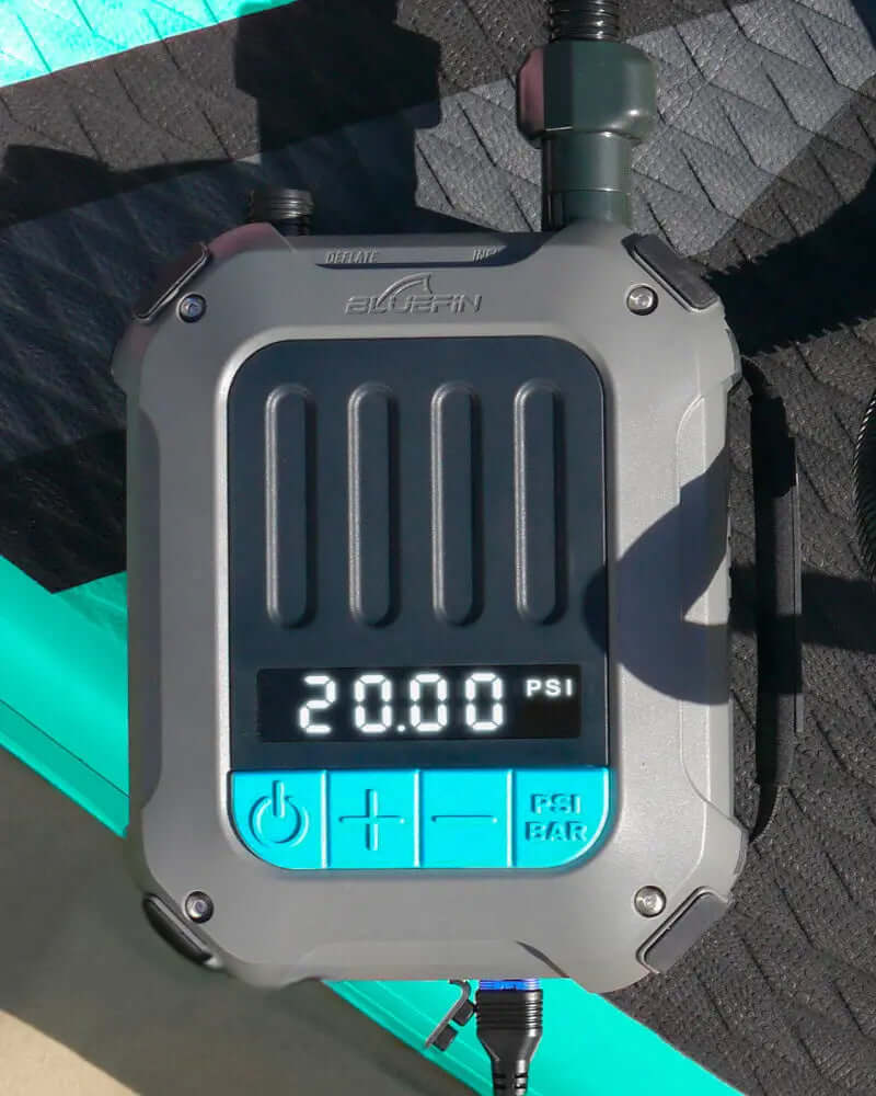 Digitaler Druckmesser zeigt 20,00 PSI an, Teil eines Bluefin SUP-Inflationssystems auf einer strukturierten Oberfläche.