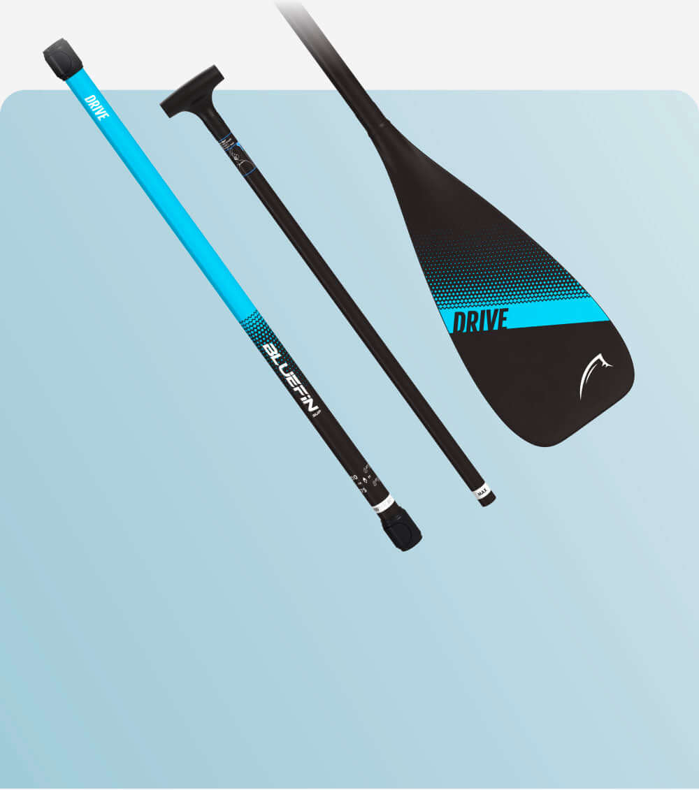 Pagaie Bluefin SUP avec une lame noire avec accents bleus, arbre ajustable et poignée de prise.